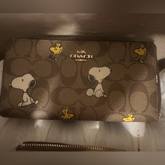 Coach snoopy purse with full sized wallet and wristlet - Picture 7 of 7